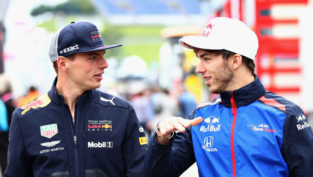 Max Verstappen y Pierre Gasly dialogan durante el GP de Austria