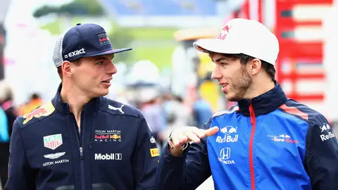 Max Verstappen y Pierre Gasly dialogan durante el GP de Austria Max Verstappen y Pierre Gasly dialogan durante el GP de Austria