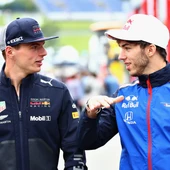 Max Verstappen y Pierre Gasly dialogan durante el GP de Austria Max Verstappen y Pierre Gasly dialogan durante el GP de Austria
