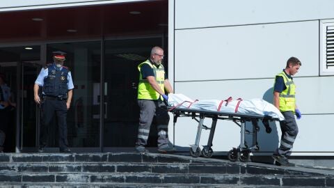 Miembros del servicio judicial retiran el cad&aacute;ver del hombre que ha sido abatido