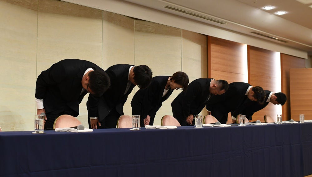 La delegación japonesa de baloncesto, pidiendo disculpas