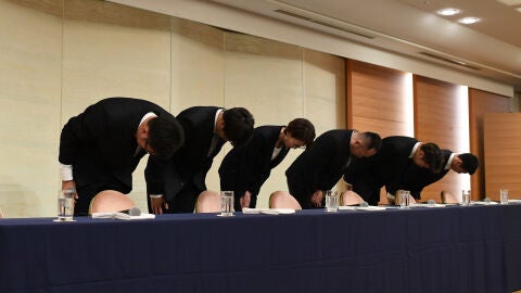 La delegaci&oacute;n japonesa de baloncesto, pidiendo disculpas