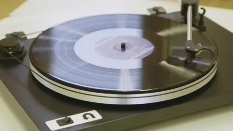 Inventos imposibles - Capítulo 204: Tocadiscos, pila de combustible y guante de béisbol Inventos imposibles - Capítulo 204: Tocadiscos, pila de combustible y guante de béisbol