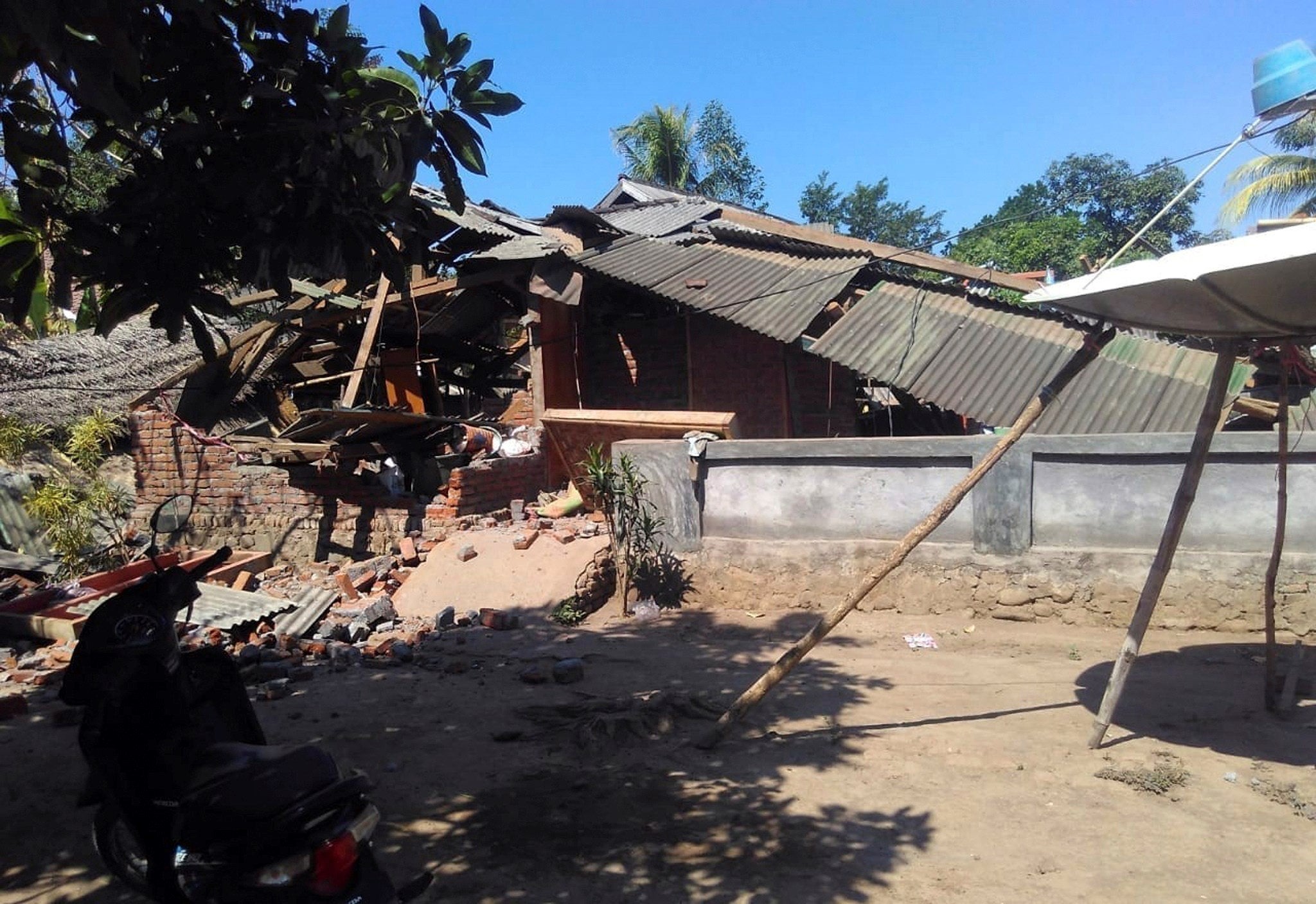 Catorce muertos tras el seísmo en la turística y castigada isla de Lombok en Indonesia Catorce muertos tras el seísmo en la turística y castigada isla de Lombok en Indonesia