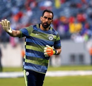 Claudio Bravo en un partido con el Manchester City Claudio Bravo en un partido con el Manchester City