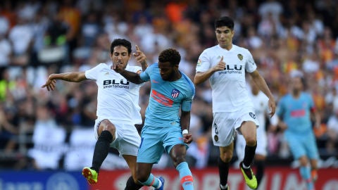 Lemar conduce el bal&oacute;n ante la presi&oacute;n de Parejo y Carlos Soler