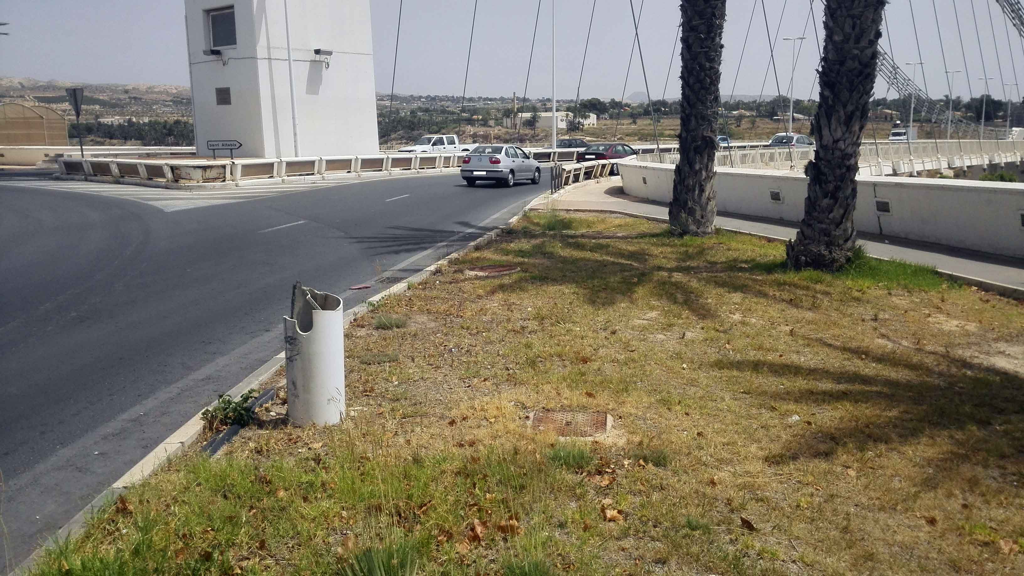 Ilicitanos por Elche reclama la reposición de las farolas en el entorno del puente del Bimilenario Ilicitanos por Elche reclama la reposición de las farolas en el entorno del puente del Bimilenario