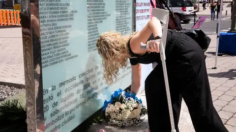 Familiares y allegados depositan ofrendas florales en homenaje a las víctimas de Spanair Familiares y allegados depositan ofrendas florales en homenaje a las víctimas de Spanair