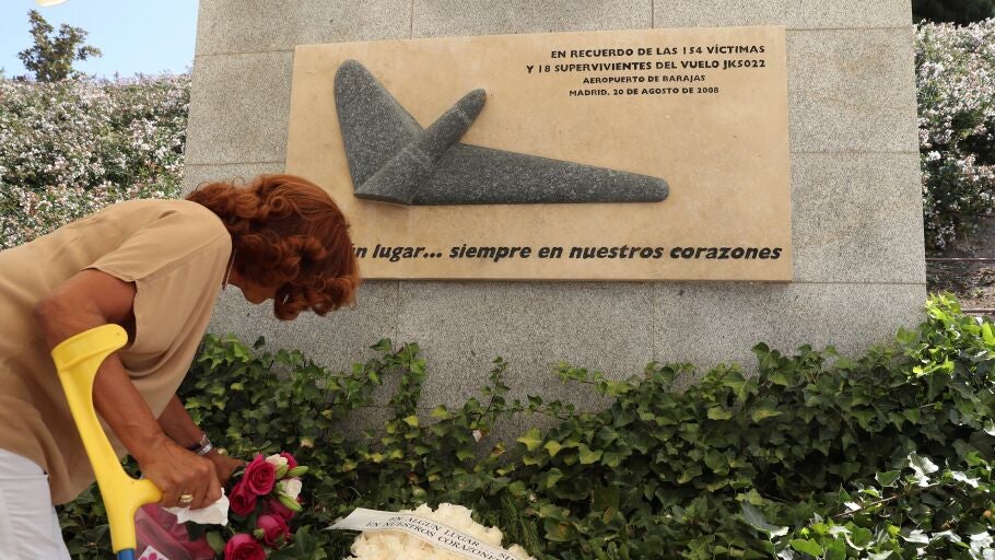 Familiares y allegados depositan ofrendas florales en homenaje a las v&iacute;ctimas de Spanair