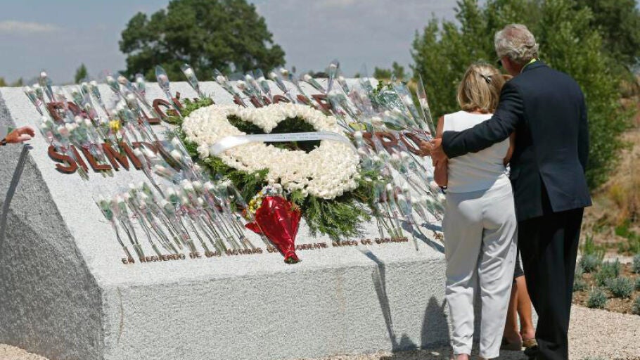 Familiares de las v&iacute;ctimas del accidente del vuelo JK5022 de Spanair ante el monumento con la inscripci&oacute;n "En alg&uacute;n lugar... siempre en nuestros corazones
