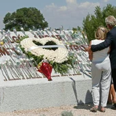 Familiares de las víctimas del accidente del vuelo JK5022 de Spanair ante el monumento con la inscripción "En algún lugar... siempre en nuestros corazones Familiares de las víctimas del accidente del vuelo JK5022 de Spanair ante el monumento con la inscripción "En algún lugar... siempre en nuestros corazones