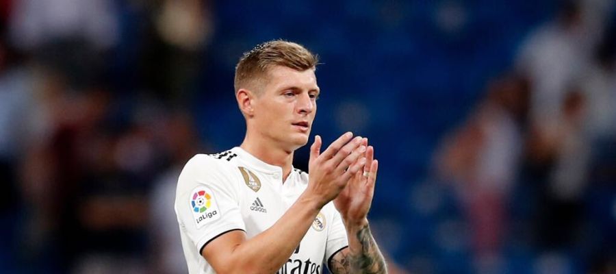 Toni Kroos aplaude al Bernabéu Toni Kroos aplaude al Bernabéu