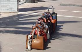 Més policies per lluitar contra el top manta Més policies per lluitar contra el top manta