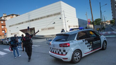 Efectivos policiales ante la fachada de la comisar&iacute;a de Cornell&agrave; de Llobregat 