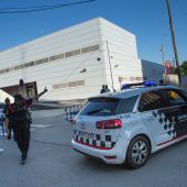 Efectivos policiales ante la fachada de la comisaría de Cornellà de Llobregat 