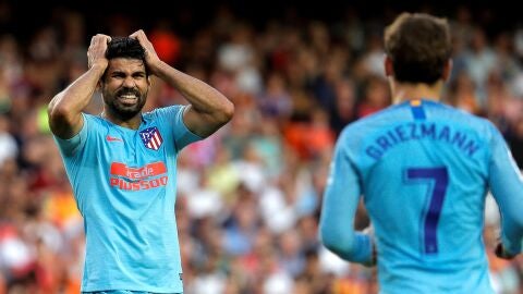 Costa y Griezmann lament&aacute;ndose tras un fallo