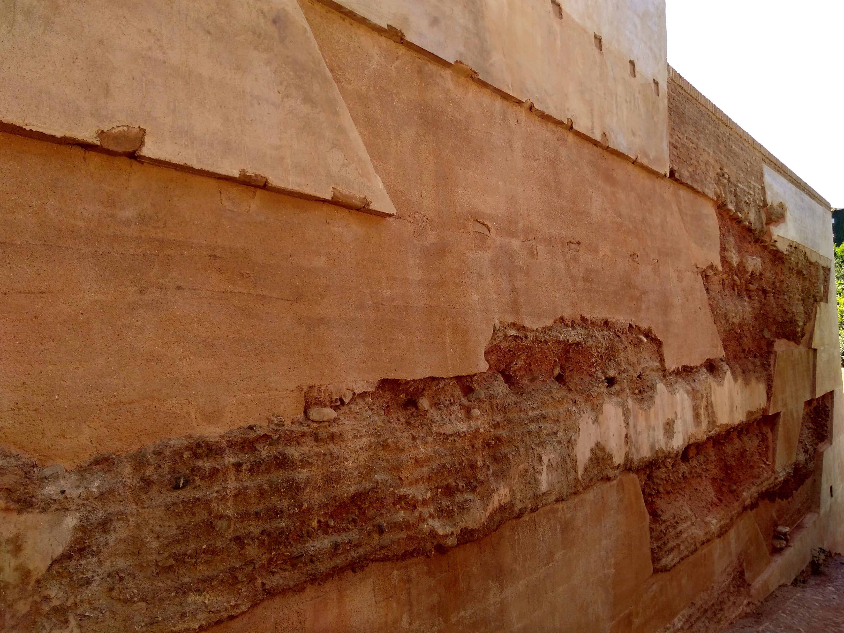 Finalizada la restauración del muro de tapia de la Huerta Grande del Generalife Finalizada la restauración del muro de tapia de la Huerta Grande del Generalife