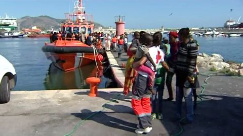 Inmigrantes llegan con Salvamento Mar&iacute;timo