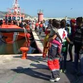 Inmigrantes llegan con Salvamento Marítimo