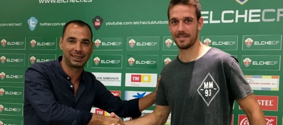 Jorge Cordero, director deportivo del Elche CF, junto con el centrocampista cordobés Manuel Sánchez. Jorge Cordero, director deportivo del Elche CF, junto con el centrocampista cordobés Manuel Sánchez.