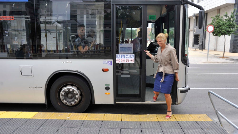 La alcaldesa de Castellón, Amparo Marco, bajando del autobús.