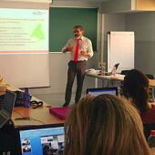 El alcalde de Brunete, dando clase a los alumnos de la URJC