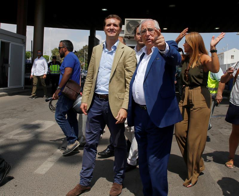 Casado critica que Sánchez "no está haciendo nada" para frenar la presión migratoria y la llegada de menores no acompañados Casado critica que Sánchez "no está haciendo nada" para frenar la presión migratoria y la llegada de menores no acompañados