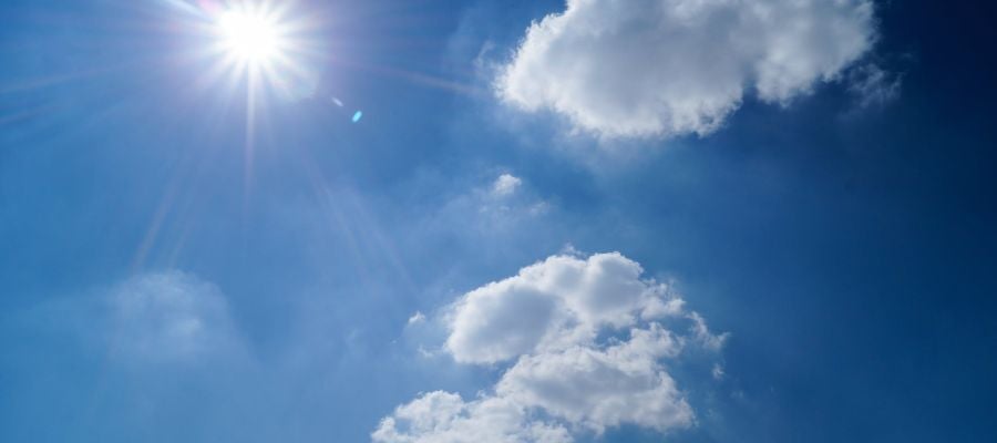 Un cielo con sol y nubes Un cielo con sol y nubes