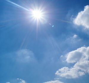 Un cielo con sol y nubes Un cielo con sol y nubes