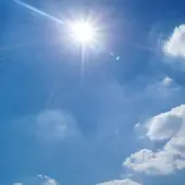 Un cielo con sol y nubes. Un cielo con sol y nubes.