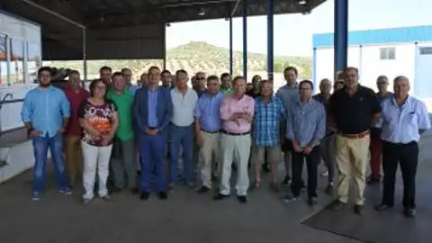Francisco Martínez Arroyo durante la visita que ha hecho a una almazara de Albaladejo Francisco Martínez Arroyo durante la visita que ha hecho a una almazara de Albaladejo