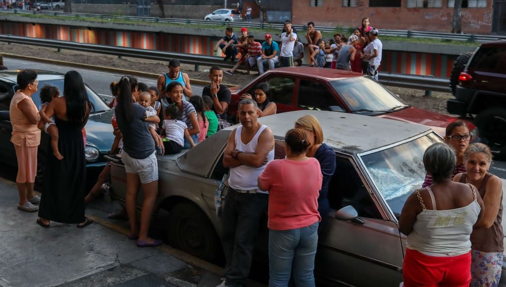 Un grupo de personas permanece en la calle después de que se registrara un sismo