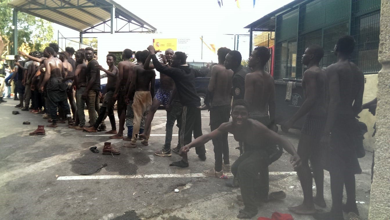 Un centenar de inmigrantes saltan la valla de Ceuta y hieren a siete guardias civiles con cal viva Un centenar de inmigrantes saltan la valla de Ceuta y hieren a siete guardias civiles con cal viva