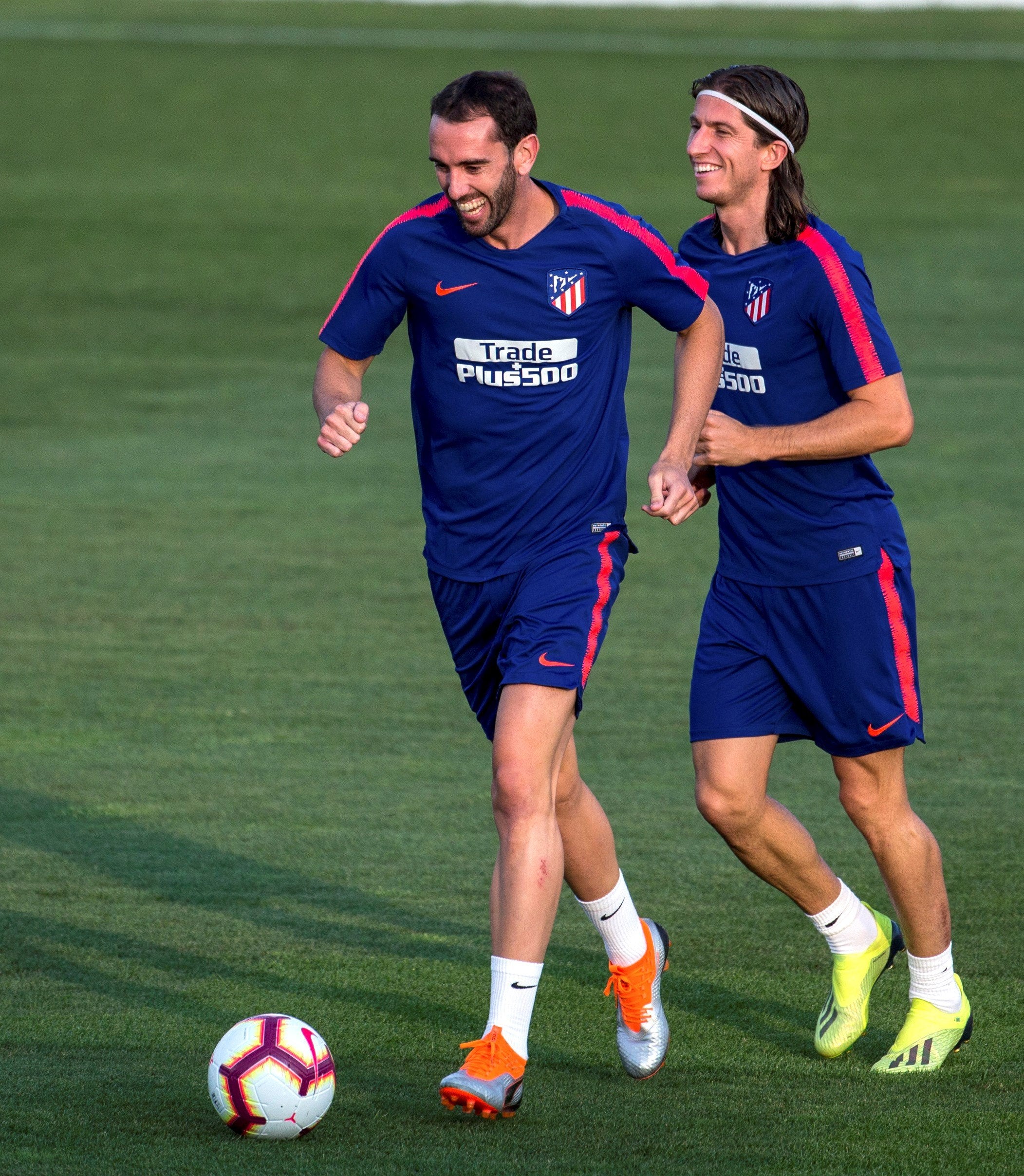 Godín, Juanfran y Filipe Luis siguen sin renovar y ya pueden negociar con otros equipos Godín, Juanfran y Filipe Luis siguen sin renovar y ya pueden negociar con otros equipos