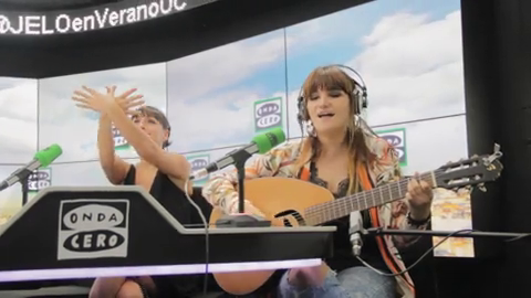 Rozalén canta su canción "La puerta Violeta" Rozalén canta su canción "La puerta Violeta"