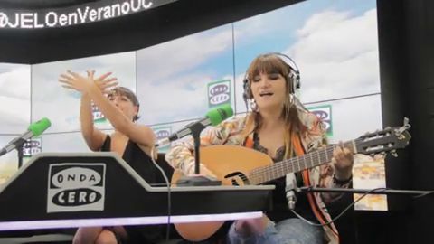 Rozal&eacute;n canta su canci&oacute;n "La puerta Violeta" 