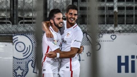 Sarabia celebra con Andr&eacute; Silva su gol contra el Sigma Olomouc