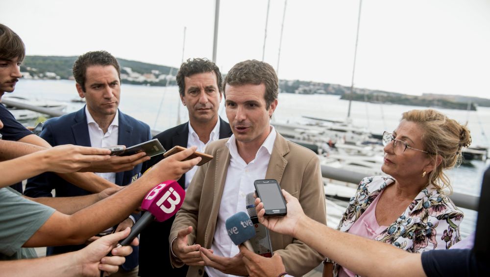El presidente del PP, Pablo Casado, junto al presidente del partido en Baleares, Biel Company, y la presidenta del PP de Menorca, Misericordia Sugrañes, atiende a los medios de comunicación