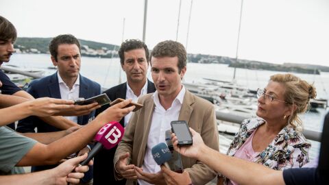 El presidente del PP, Pablo Casado, junto al presidente del partido en Baleares, Biel Company, y la presidenta del PP de Menorca, Misericordia Sugra&ntilde;es, atiende a los medios de comunicaci&oacute;n