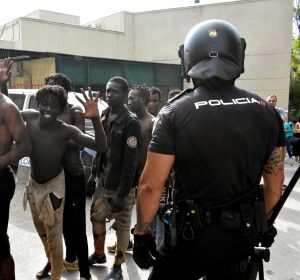 Varios inmigrantes en el Centro de Estancia Temporal de Inmigrantes (CETI) de Ceuta Varios inmigrantes en el Centro de Estancia Temporal de Inmigrantes (CETI) de Ceuta