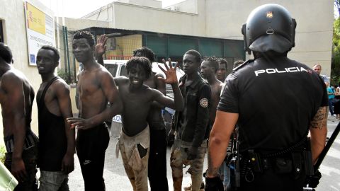 Varios inmigrantes en el Centro de Estancia Temporal de Inmigrantes (CETI) de Ceuta