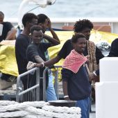 Varios inmigrantes esperan permiso para desembarcar