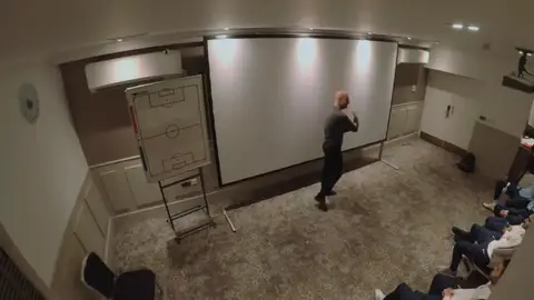 El discurso de Guardiola aludiendo a su "pequeño país" con corte de mangas incluido El discurso de Guardiola aludiendo a su "pequeño país" con corte de mangas incluido