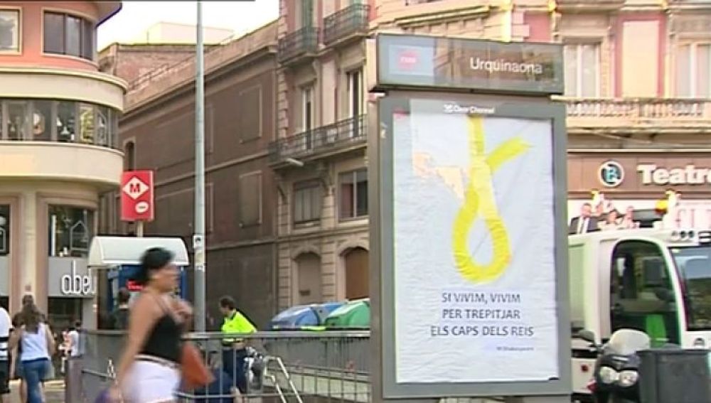 Aparece una soga amarilla con un mensaje antimonárquico en una marquesina de Barcelona