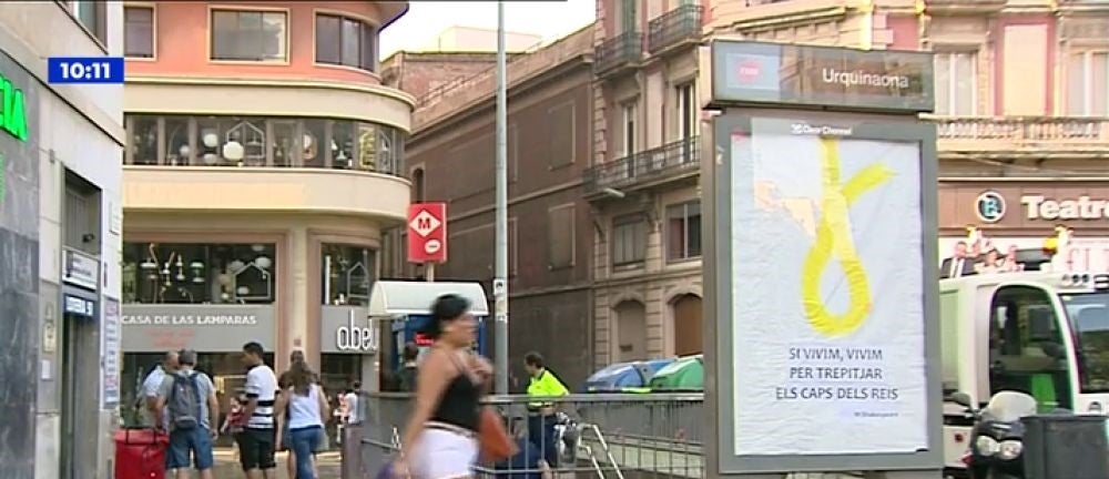 Aparece una soga amarilla con un mensaje antimonárquico en una marquesina de Barcelona Aparece una soga amarilla con un mensaje antimonárquico en una marquesina de Barcelona