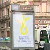 Aparece una soga amarilla con un mensaje antimonárquico en una marquesina de Barcelona