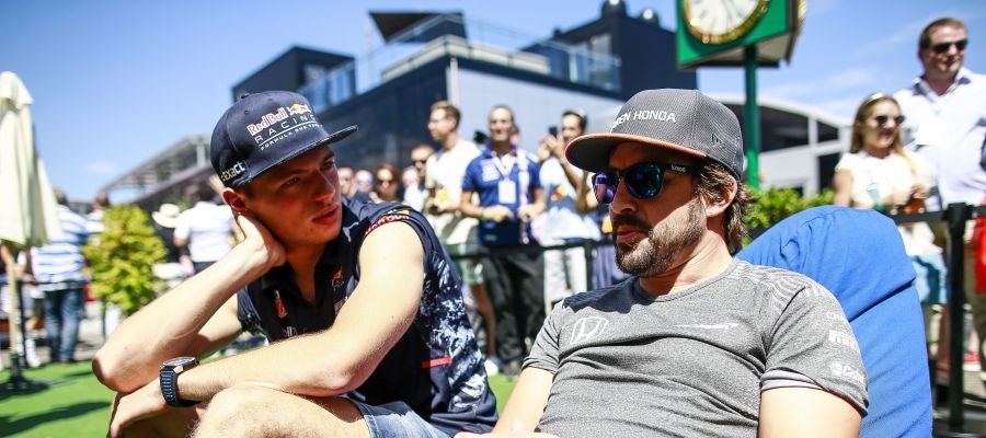 Fernando Alonso charla con Max Verstappen Fernando Alonso charla con Max Verstappen