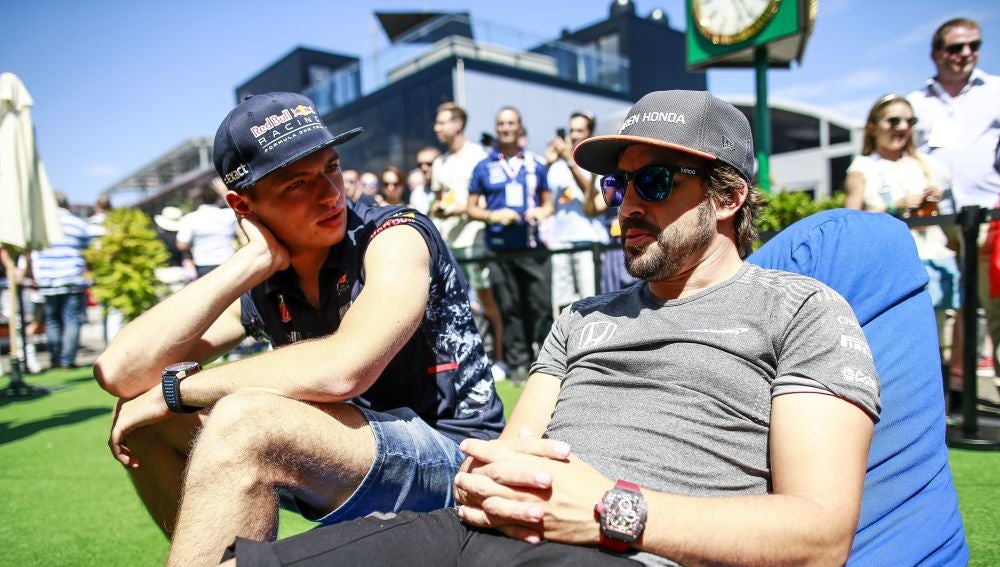 Fernando Alonso charla con Max Verstappen