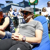 Fernando Alonso charla con Max Verstappen Fernando Alonso charla con Max Verstappen