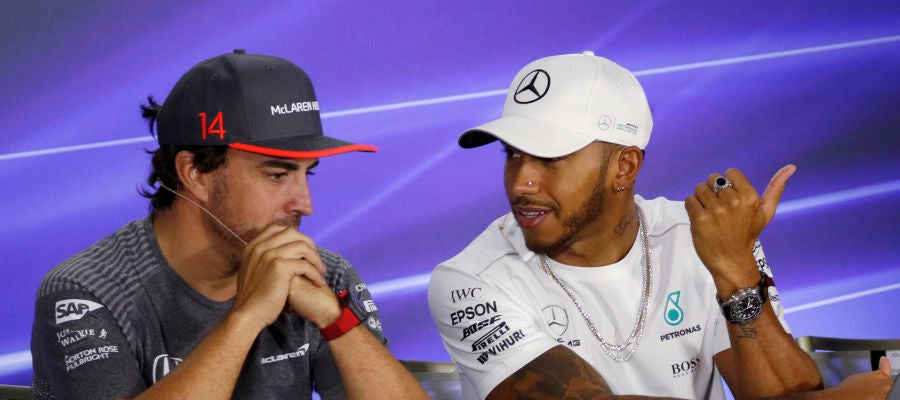 Hamilton dialoga con Fernando Alonso Hamilton dialoga con Fernando Alonso